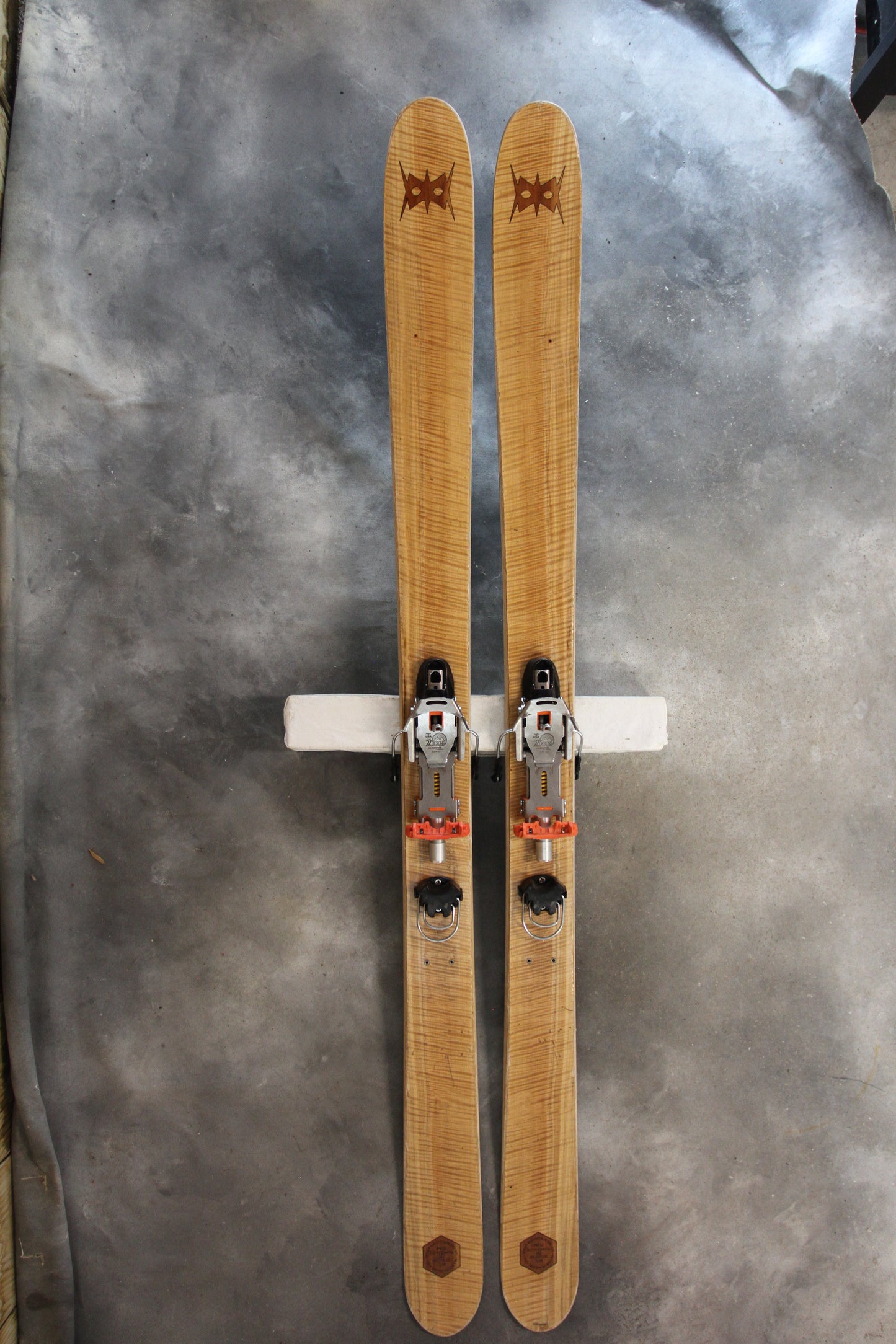 Burnt Special 102 Demo, 182cm + 22 Design Outlaw X NTN Bindings (Large)